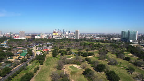 Vista-Aérea-Del-Parque-Hermann-Y-Del-Horizonte-De-Houston,-Texas,-Disparo-De-Drones