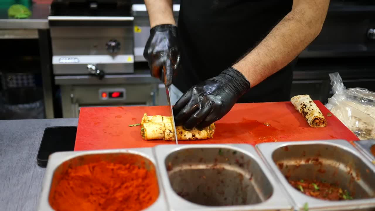 샤워마 또는 자이로를 준비하고 잘라내는 것