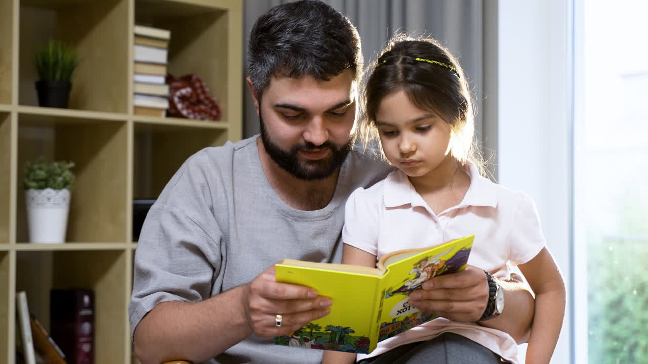 padre e hija en la sala de estar.