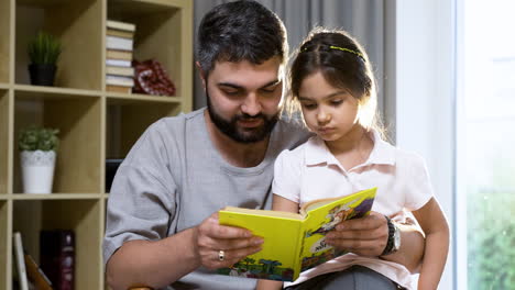 Vater-Und-Tochter-Im-Wohnzimmer.