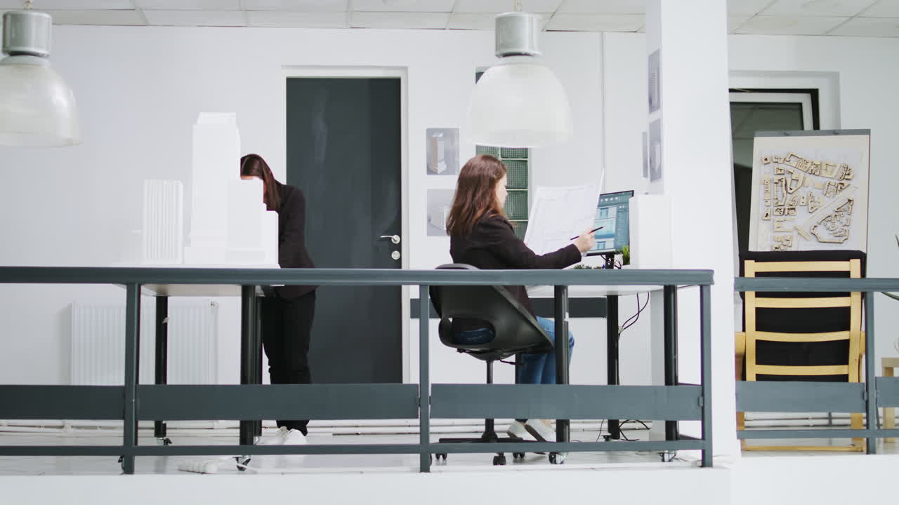 сотрудники агентства недвижимости, работающие над творческими чертежами