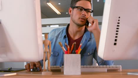 hombre de negocios casual que tiene una llamada telefónica