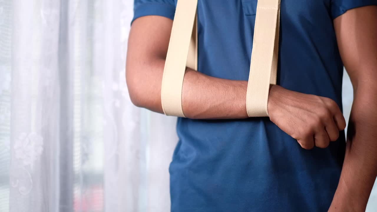 brazo lesionado con un cabestrillo