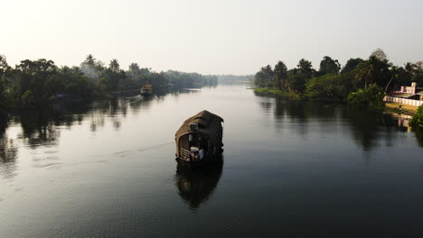 Paseo-En-Casa-Flotante-Por-Los-Remansos-De-Kerala-En-La-India