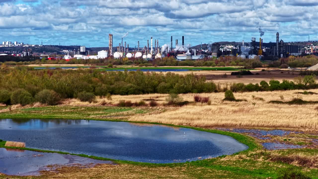 Industrianlæg i Le Havre med raffinaderi i drift ved siden af vådområder i Frankrig