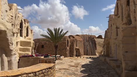 vista en primera persona caminando por el remoto exótico pueblo de ksar hadada en túnez