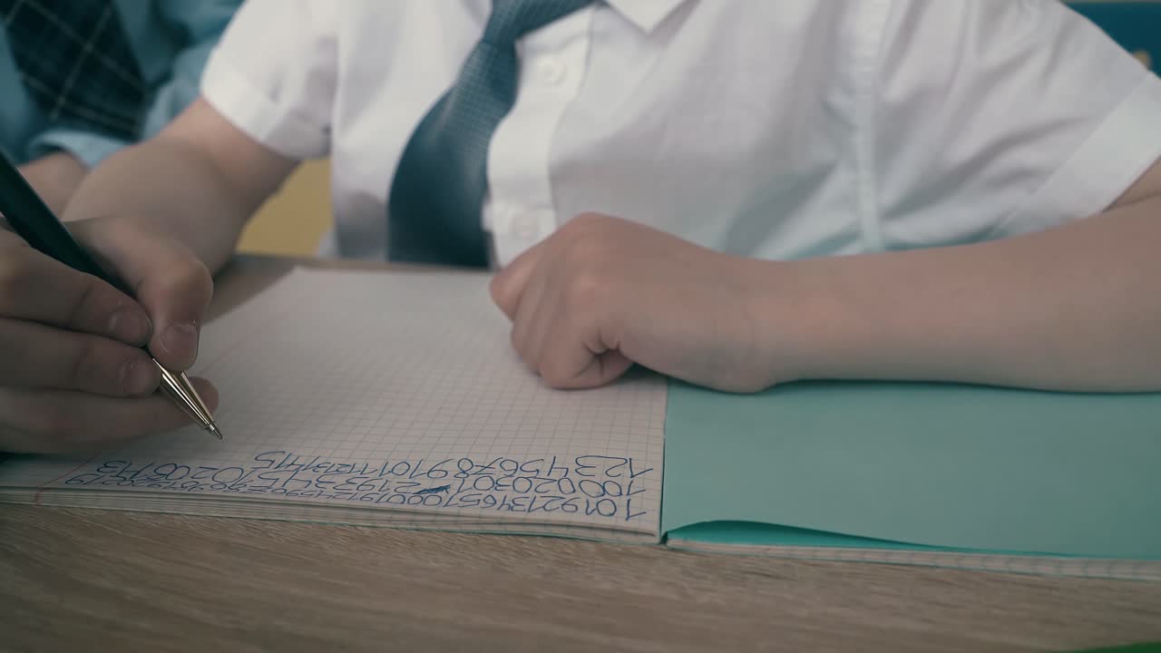 학교 아이 들 은 숙제 를 하고 노트북 에 숫자 를 쓰고 있다