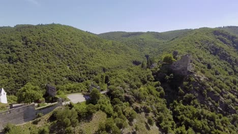 castillo en una colina