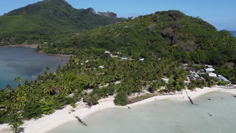 Vista-Aérea:-Ambiente-Tranquilo-De-Los-Mares-Del-Sur,-Playa-Idílica-De-La-Isla-Tropical-De-Maupiti