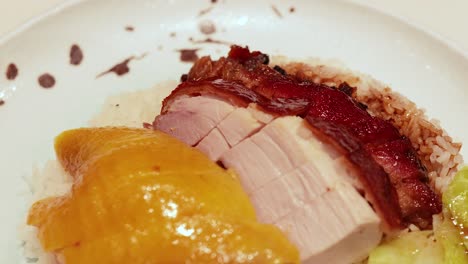saboreando el pollo asado y el plato de cerdo crujiente