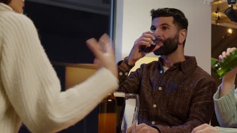 Grupo-De-Amigos-En-Casa-O-En-El-Bar-Celebrando-La-Fiesta-Del-Día-De-San-Patricio-Bebiendo-Alcohol-Y-Haciendo-Aplausos-Filmados-En-Tiempo-Real