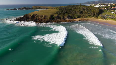 Rotierende-Drohnenaufnahme-Von-Surfern-Im-Ozean,-Die-Coffs-Harbour,-Australien,-Enthüllen