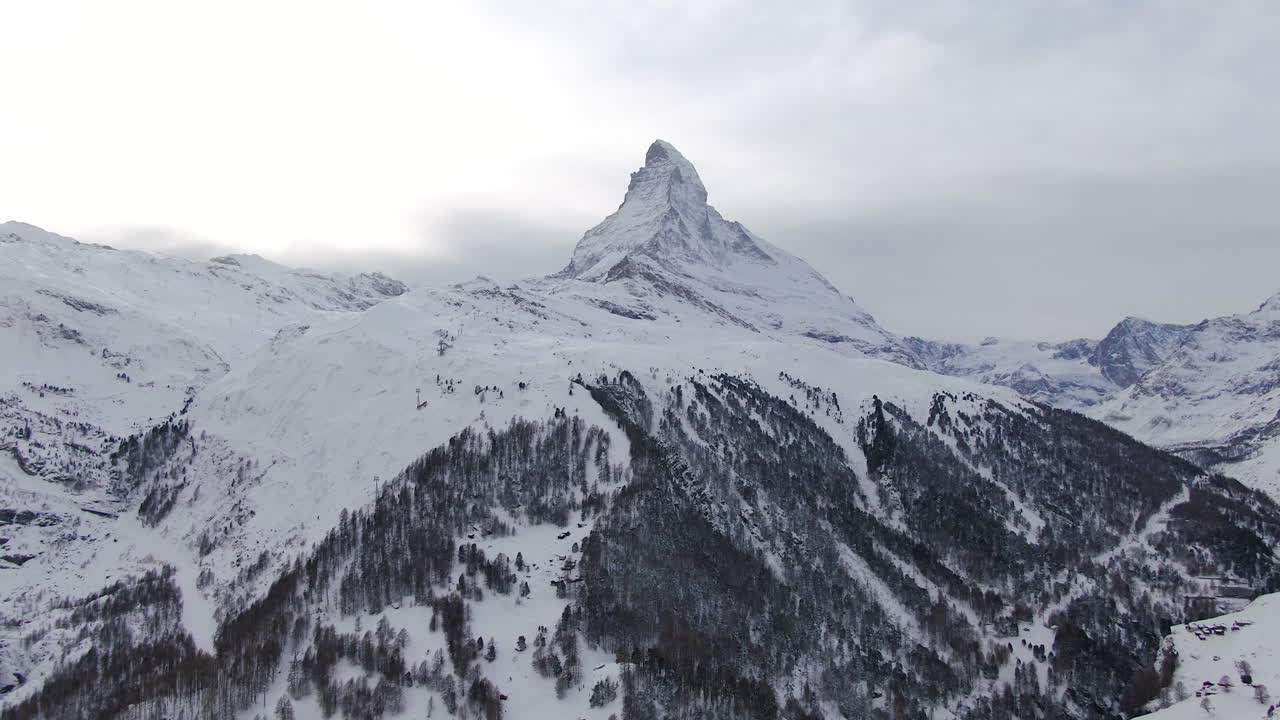el matterhorn aéreo cinematográfico zumbido impresionante invernal escena inicial zermatt suiza alpes suizos pico de montaña más famoso principios de octubre fuerte y fresca nevada círculo izquierda