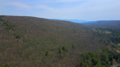 imágenes de video de drones aéreos de las montañas apalaches en un soleado día de primavera
