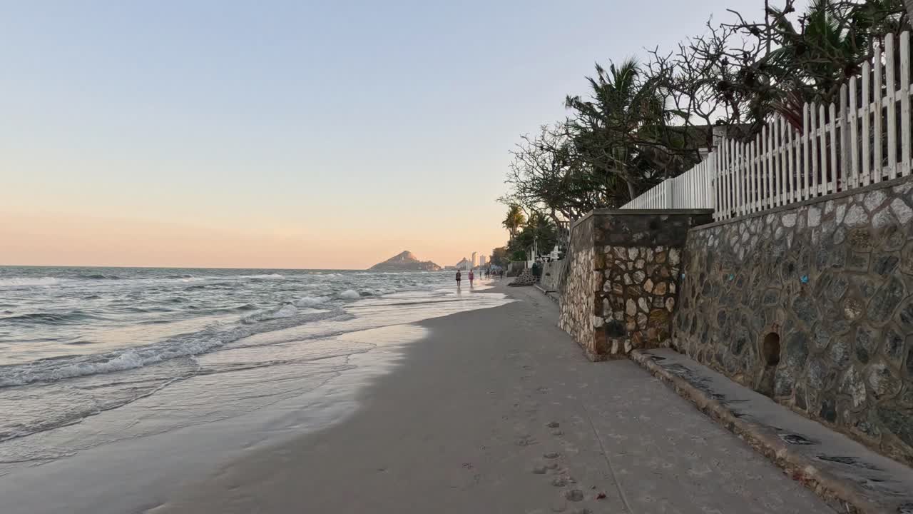 un paseo pacífico a lo largo de una playa al anochecer