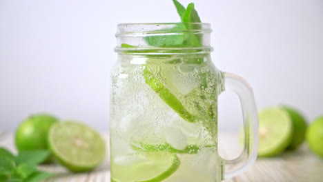 refresco de lima helado con menta - bebida refrescante