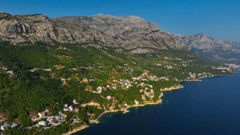 vista aérea siguiendo la costa de la riviera de makarska, día de verano en croacia