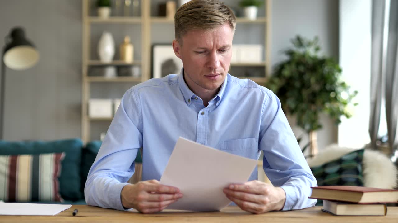 hombre de negocios leyendo documentos en el trabajo, contrato