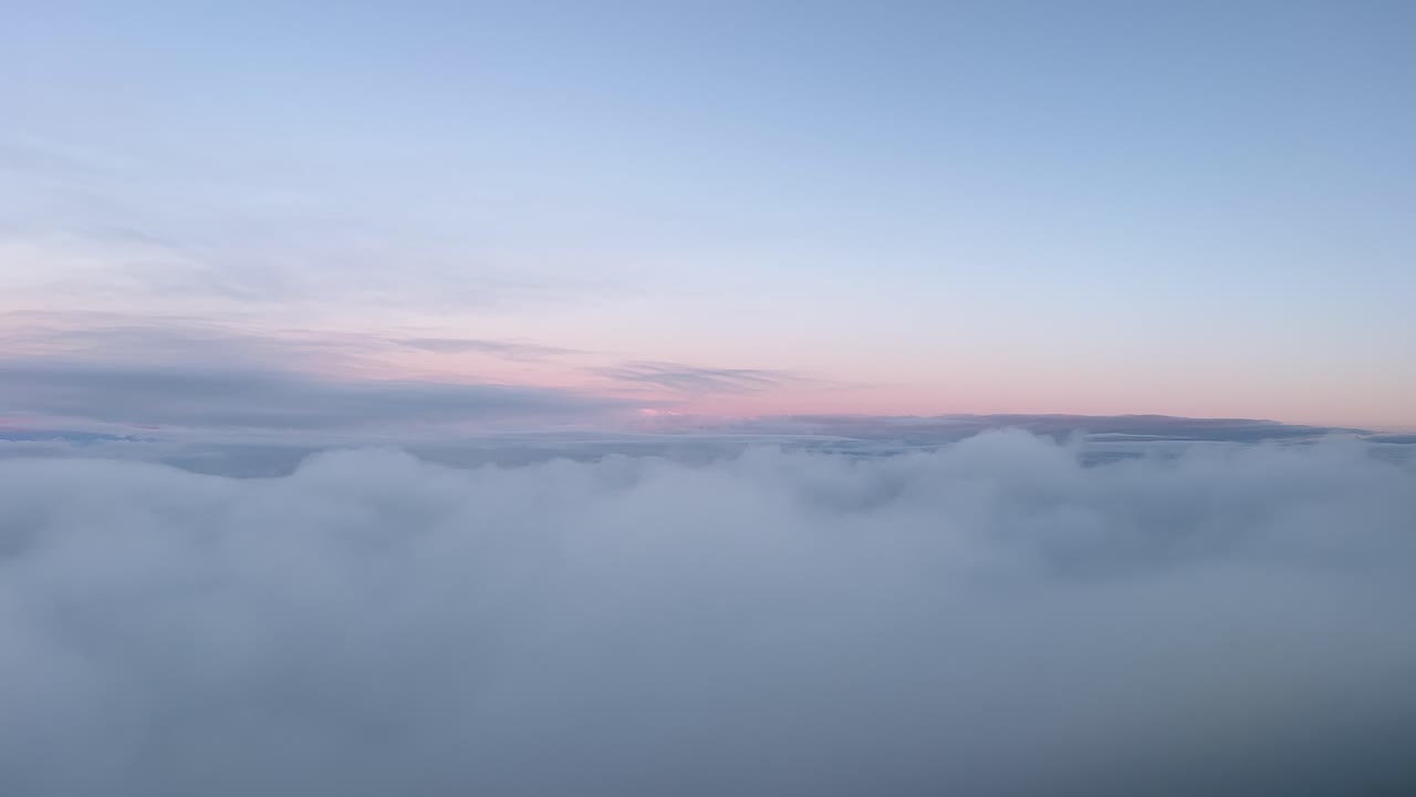 일몰 때 구름 사이로 날아가는 동안 제트기 조종석에서 겨울 하늘 보기