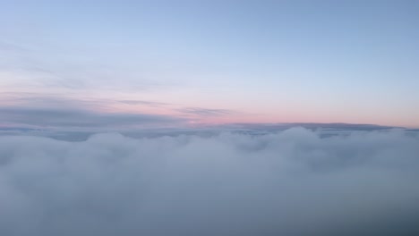 Blick-Auf-Den-Winterhimmel-Aus-Einem-Jet-Cockpit-Beim-Fliegen-Durch-Die-Wolken-Bei-Sonnenuntergang