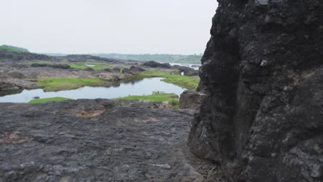 Wunderschöne-Steine-Und-Wasser-Von-Rasulpur,-Vadodara,-Gujarat