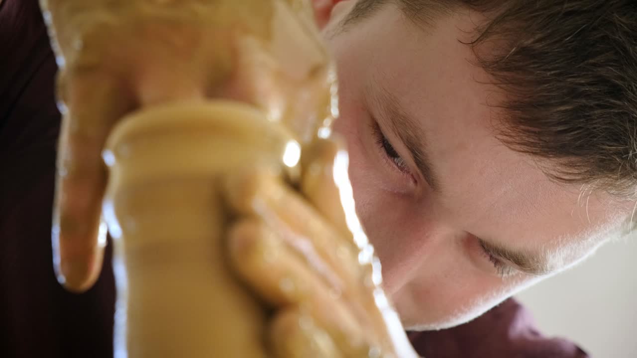 도자기 예술가 가 바 에 점토 를 형성 하고 있다