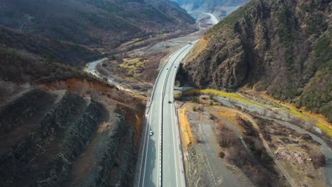 Autobahnbrücke-über-Den-Gebirgsfluss-Mit-Gelbem-Wasser,-Der-Durch-Ein-Wunderschönes-Tal-In-Albanien-Fließt