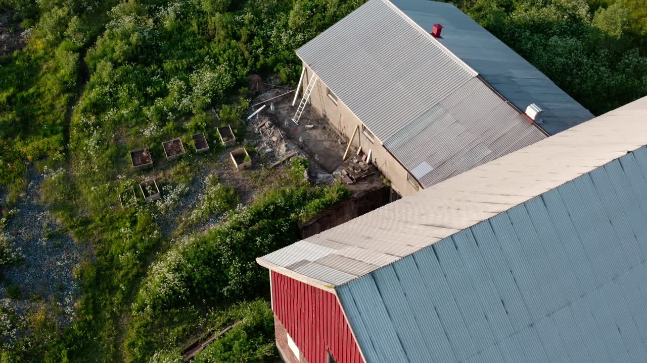 techo de una gran granja enorme en el campo