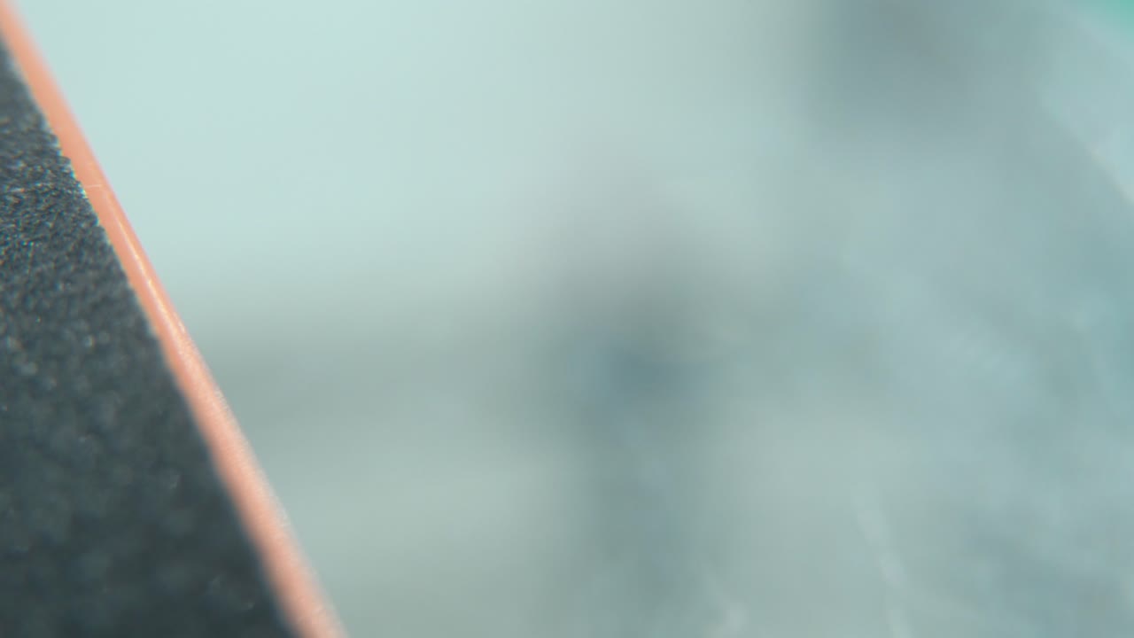 미니 스케이트보드, 360 회전 스탠드, 반이는 거울 반사, 프로페셔널 조명, 위에서 시네마틱 4k 비디오의 매크로 한 세부