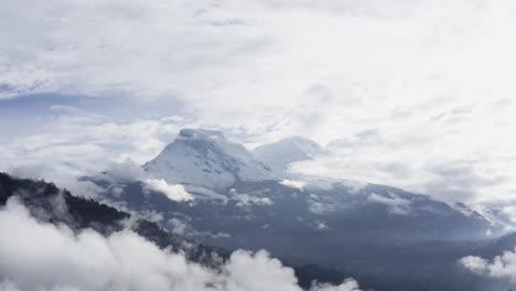 Huascaran-Berg-Zwischen-Wolken,-Die-Sich-Nach-Unten-Bewegen,-Ancash-Peru---4k