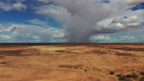 Drohnenaufnahmen-Von-Wolkenbrüchen-über-Der-Trockenen-Outback-Ebene-Im-Westen-Von-Queensland