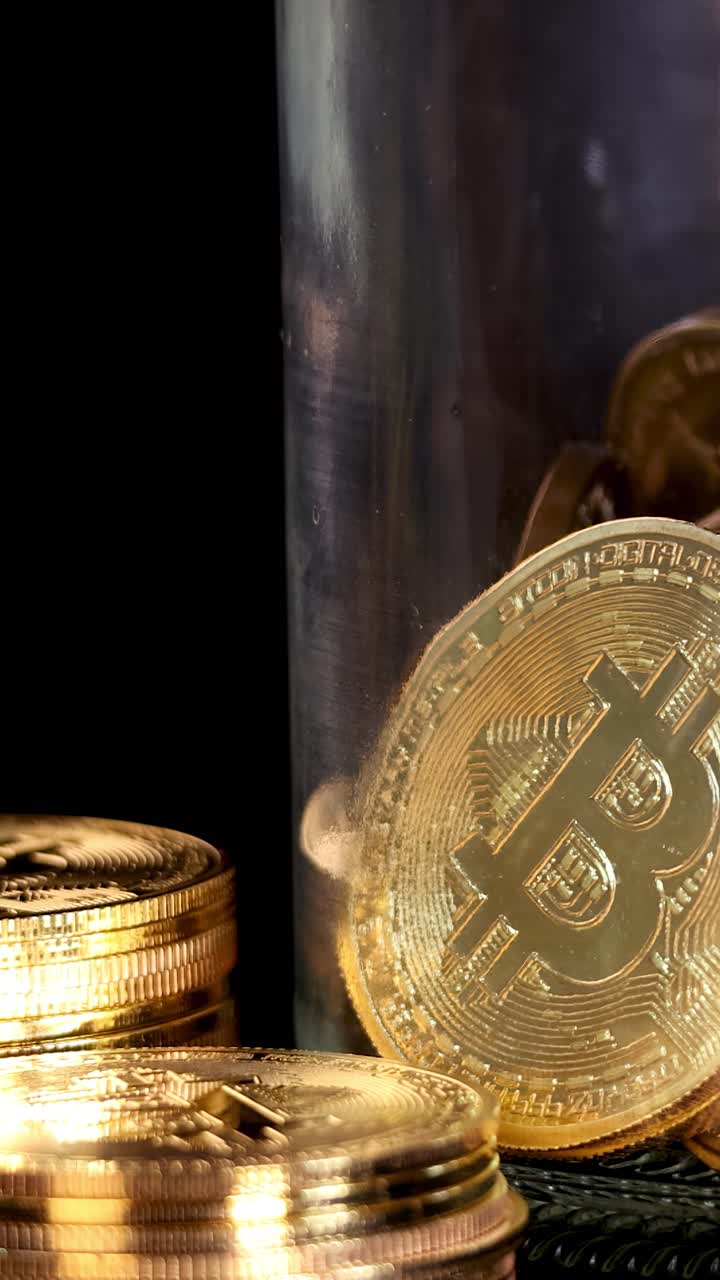 Moedas de criptomoeda douradas caindo em um pote transparente, iluminação dramática, close-up macro, movimento lento da câmera.