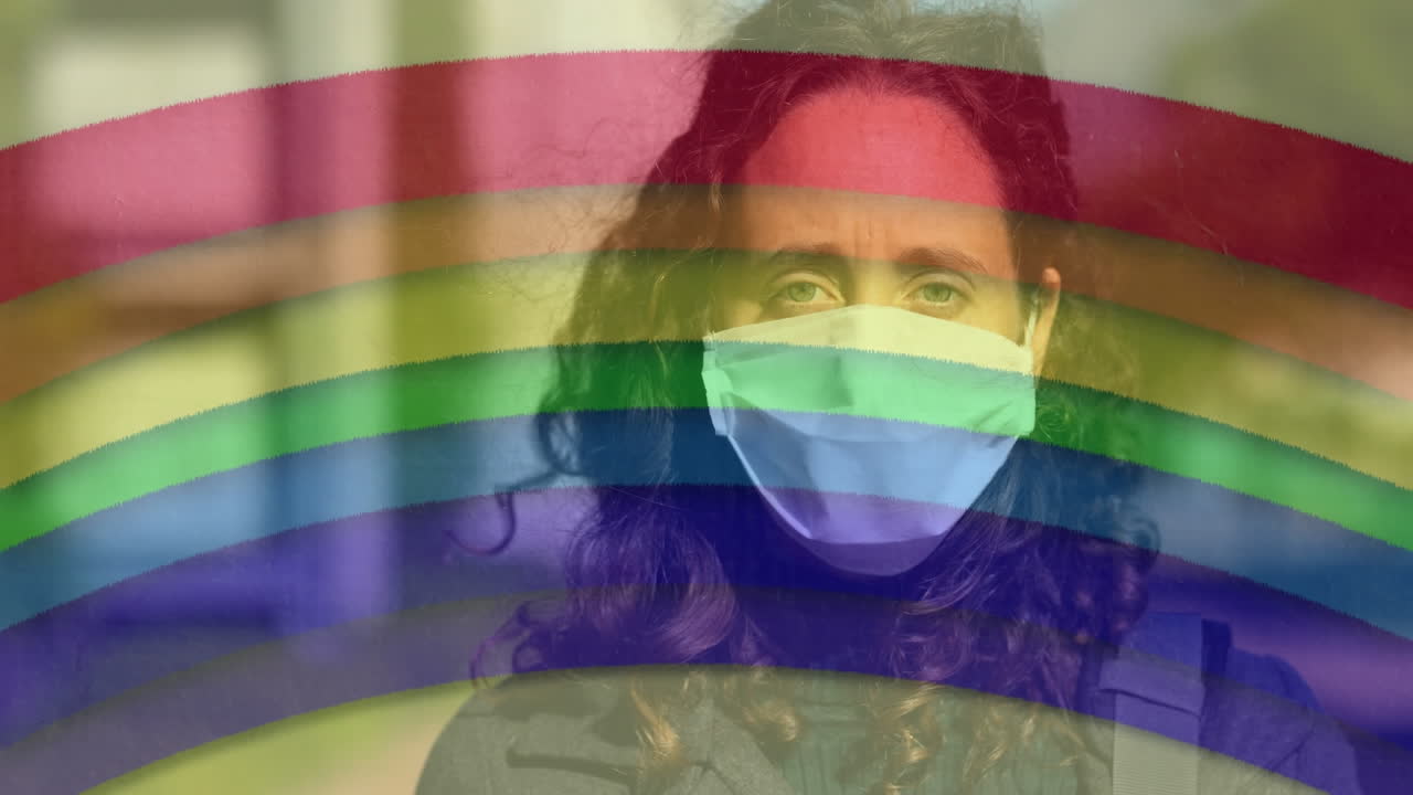 arco iris contra una mujer con una máscara facial