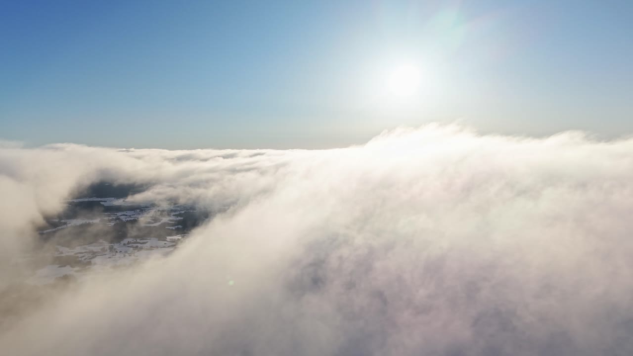 Drone fanger rolige skyer og lys sol, noe som vekker ro og undring