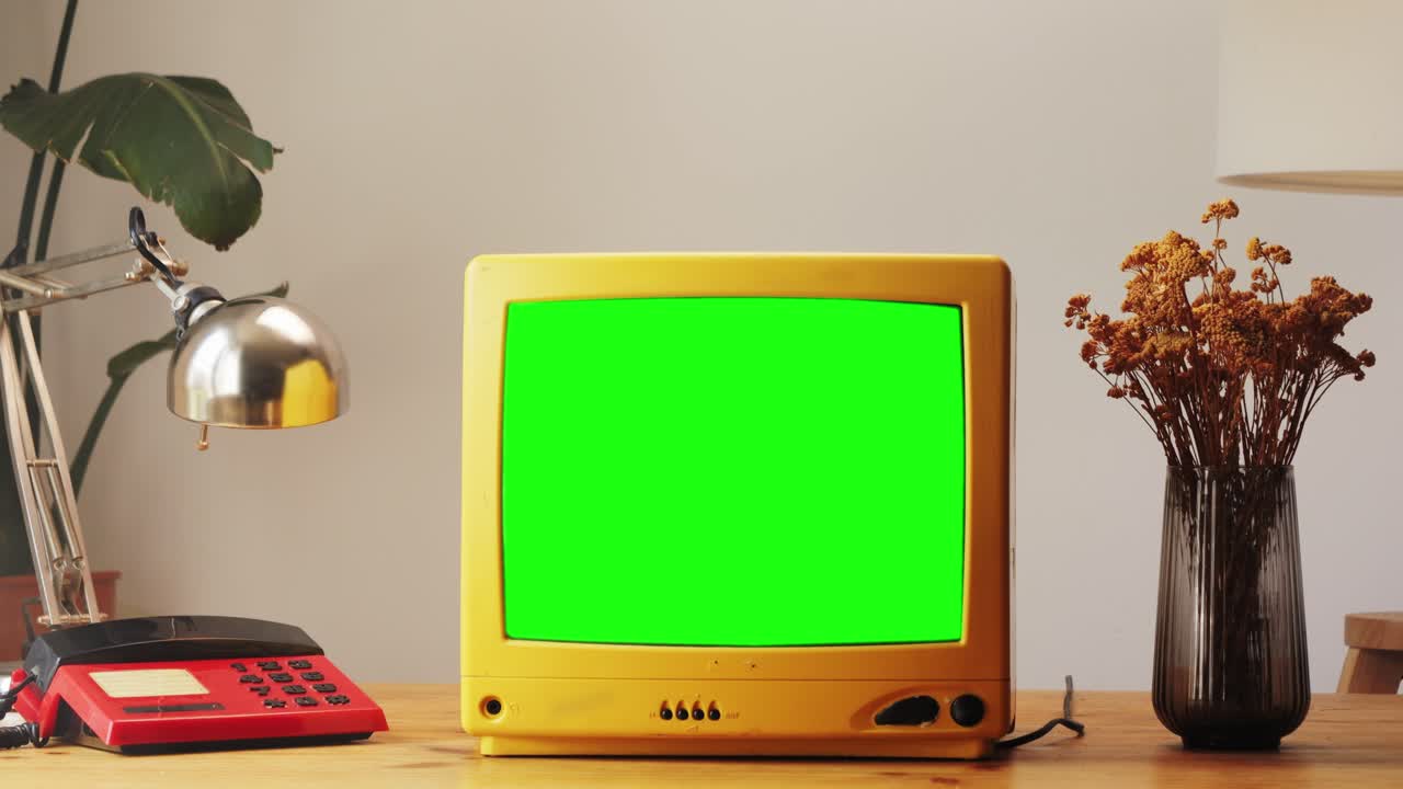 ретро телевизор, винтажный телевизор в ностальгической настройке, ретро-телевизор показывает зерно на экране, страшное устройство для хэллоуинской ночи, хорошее для хроматического ключа и зеленого экрана. высококачественный 4k кадр