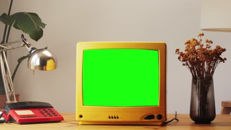 tv retro, televisión vintage en una configuración nostálgica, una tv retro muestra grano en la pantalla, dispositivo aterrador de la noche de halloween bueno para la llave de croma y la pantalla verde. imágenes de alta calidad 4k