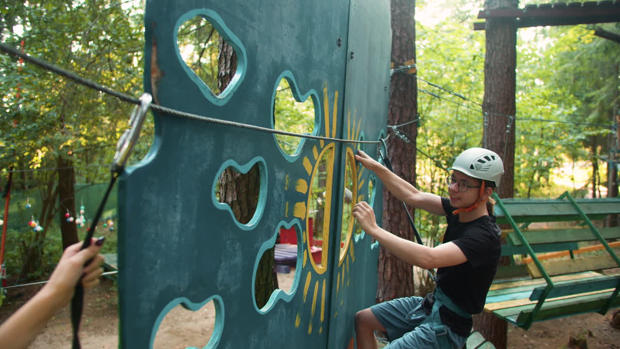 gente en el campamento de aventuras