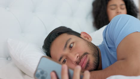 Telefon,-Paar-Und-Betrügerischer-Asiatischer-Mann-Im-Schlafzimmer