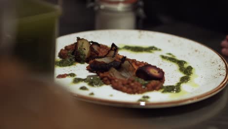 Comida-Elegante-En-El-Plato-Del-Restaurante