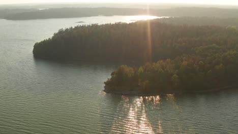 Drohnenaufnahme-Der-Felsigen-Ostseeküste-In-Schweden-Bei-Sonnenuntergang