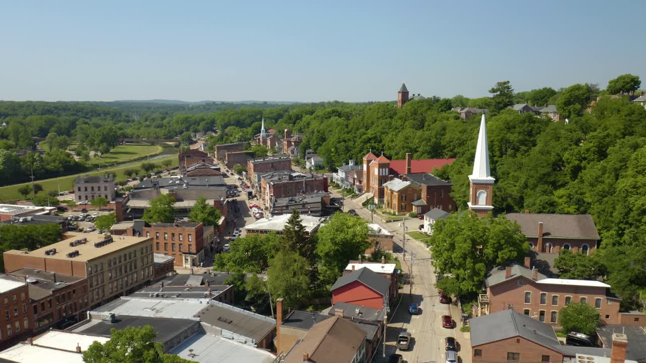 vista aérea de la pequeña ciudad clásica de estados unidos