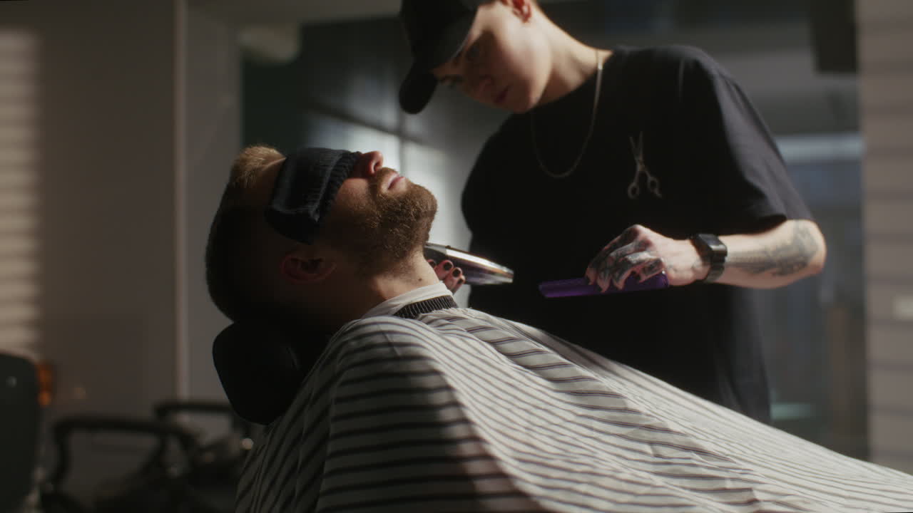 barbero haciendo un corte de pelo