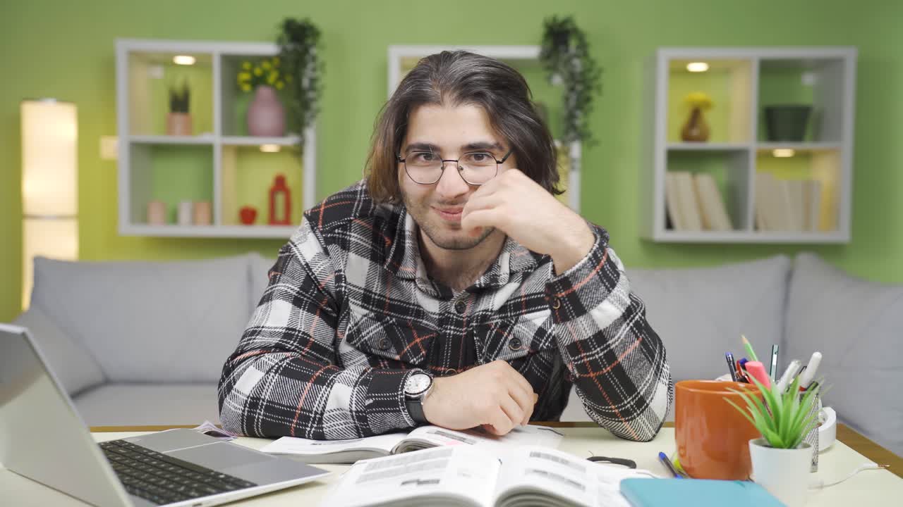joven feliz mirando a la cámara con carisma y buena apariencia.