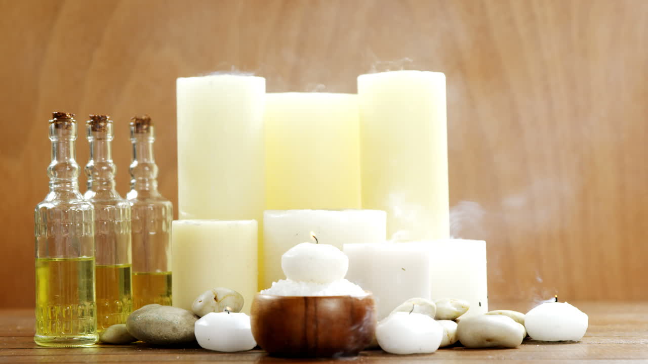 las velas apagadas muestran humo que se eleva