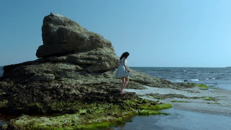 Hübsches-Mädchen-Im-Weißen-Kleid-Geht-In-Zeitlupe-Am-Strand-Spazieren