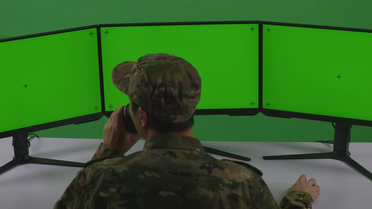 pantallas de monitoreo de personal militar