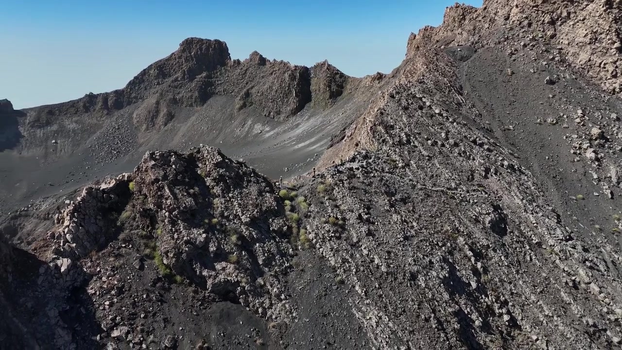 Ripresa aerea con drone dei ripidi e scuri pendii vulcanici e dei campi di cenere della cima del Pico do Fogo sull'isola di Fogo, Capo Verde