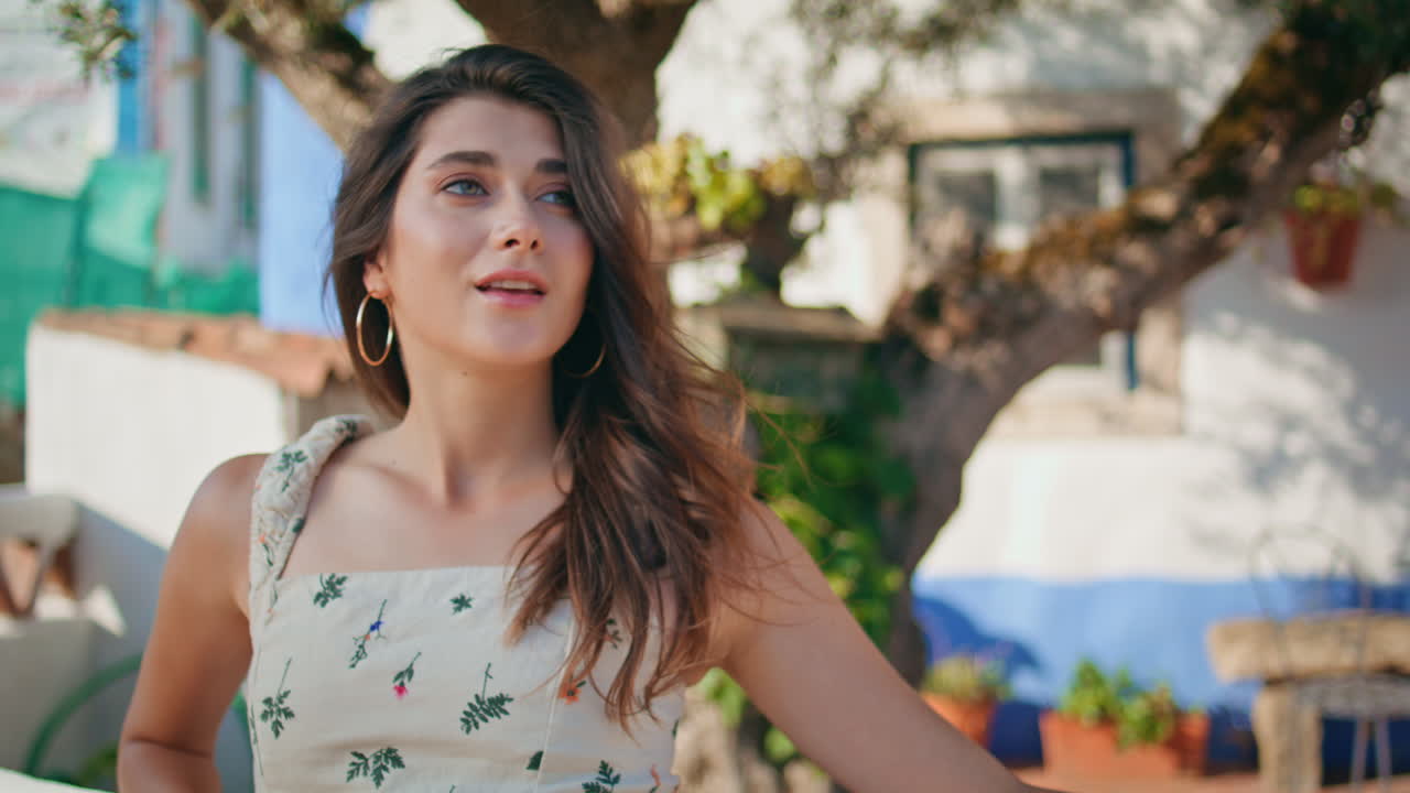 mujer feliz sonriendo cámara en solitario fin de semana rural primer plano. modelo de retrato posando
