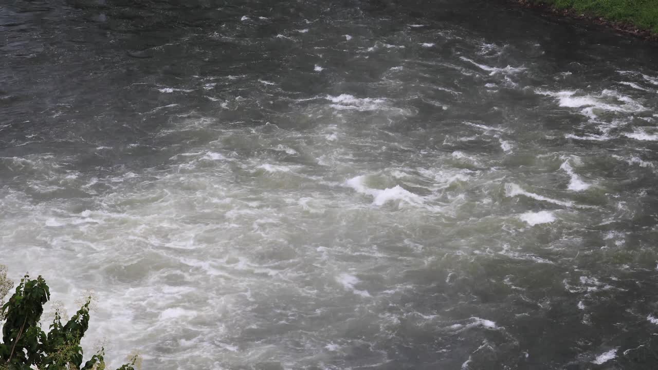 태국에서 약간의 안개가 있는 강에서 소용돌이치는 물이 있는 kaeng krachan 국립 공원 댐