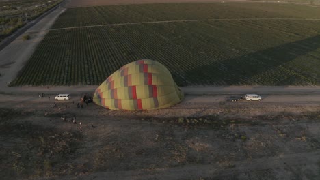 Drohne-Fliegt-Um-Den-Heißluftballon-Herum,-Während-Dieser-Sich-Aufbläst_01